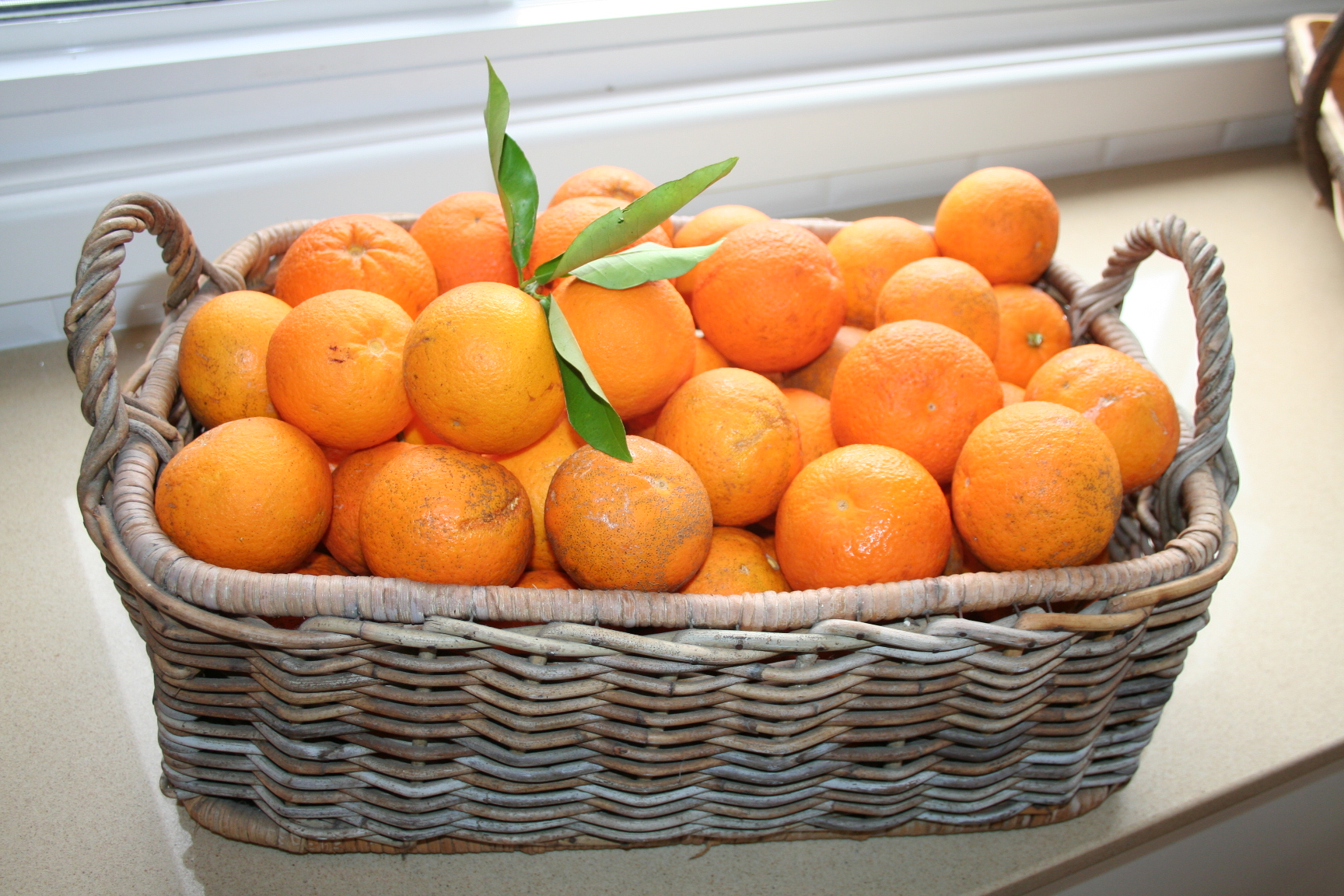 Мама купила несколько килограммов мандаринов апельсинов яблок. Корзина с апельсинами. Корзинка с мандаринами. Корзинка с апельсинами. Мандарин.